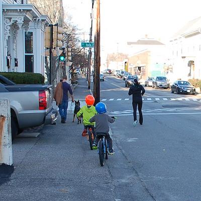 孩子们在伊斯灵顿街骑自行车