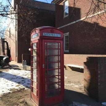旧英语电话亭，位于旧图书馆大楼 