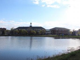 从池塘对面的朴茨茅斯中学大楼